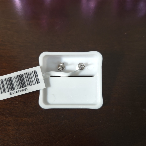 NWT Moissanite Created Mother of Pearl 925 Sterling Silver Stud Earrings - Picture 4 of 5